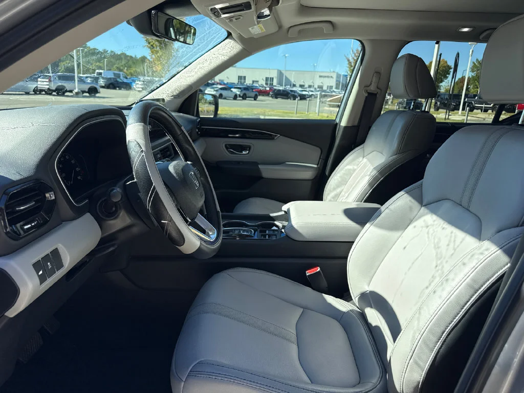 Used 2025 Lunar Silver Metallic Honda Touring image 12