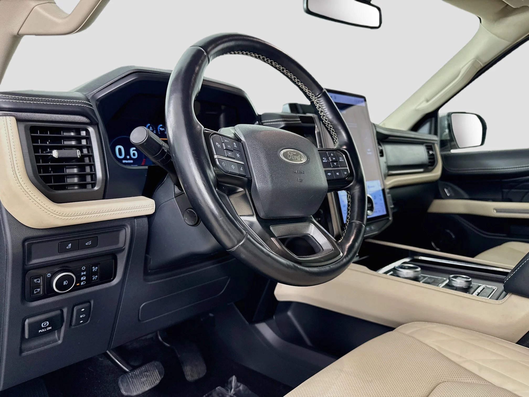 Used 2023  Ford Platinum image 11