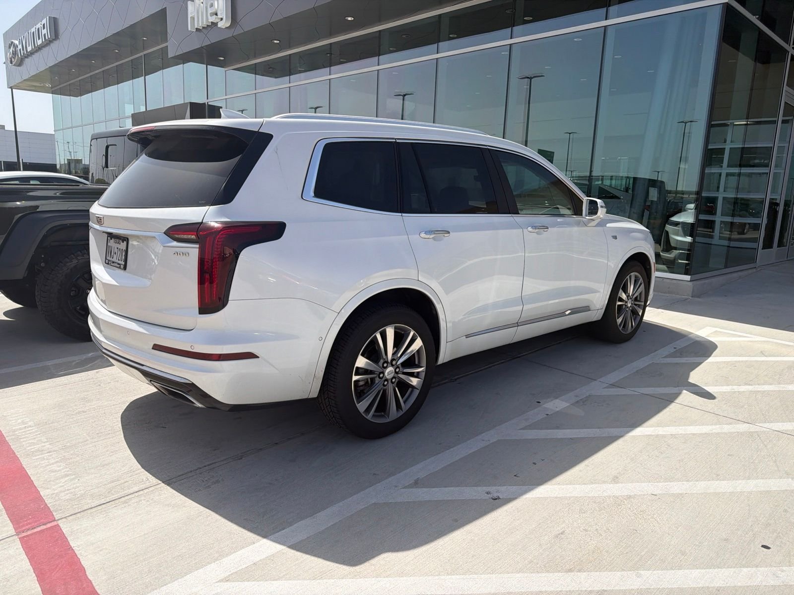 Used 2020 Crystal White Tricoat Cadillac Premium Luxury image 5