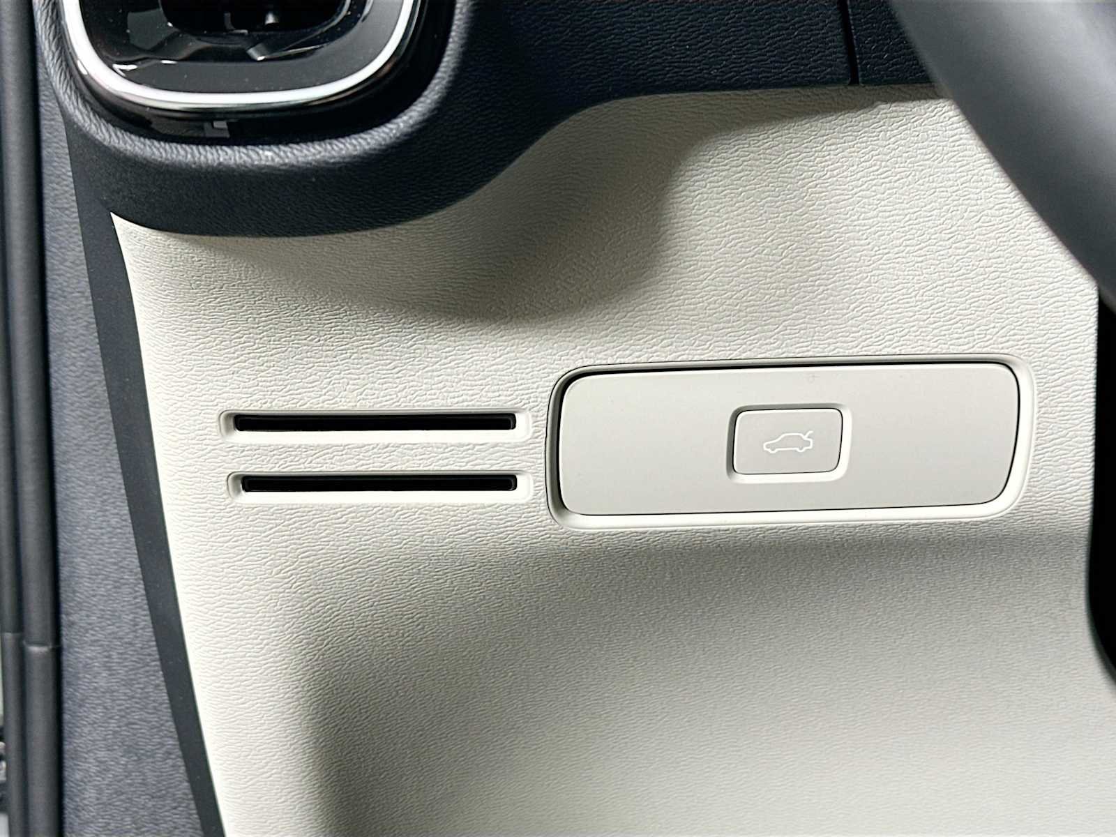 Certified Used 2025 Vapour Grey Volvo Ultra image 10
