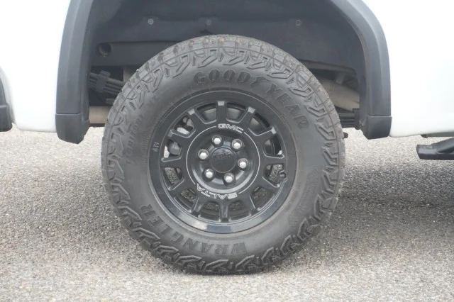 Used 2024 WHITE GMC AT4X image 6