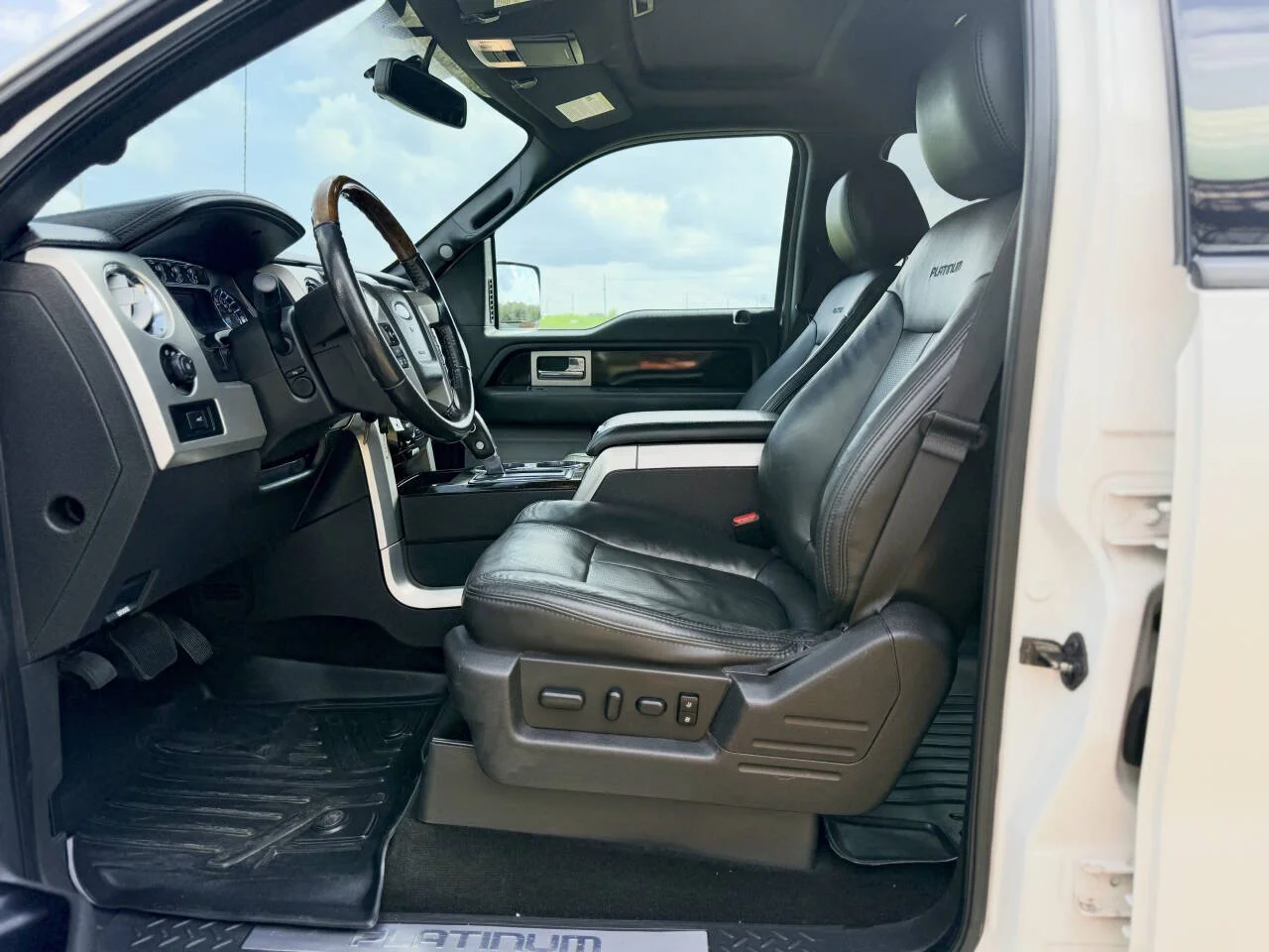 Used 2013 White Ford Platinum 4x4 4dr SuperCrew Styleside 5.5 ft. SB image 16