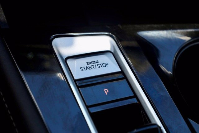 Used 2024  Volkswagen 2.0T SE w/Technology image 3