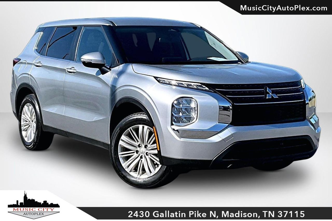 2024 Mitsubishi Outlander ES 2WD's photo