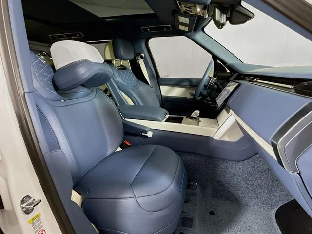 New 2026 Ostuni Pearl Wht Prem Met Land Rover SV image 30