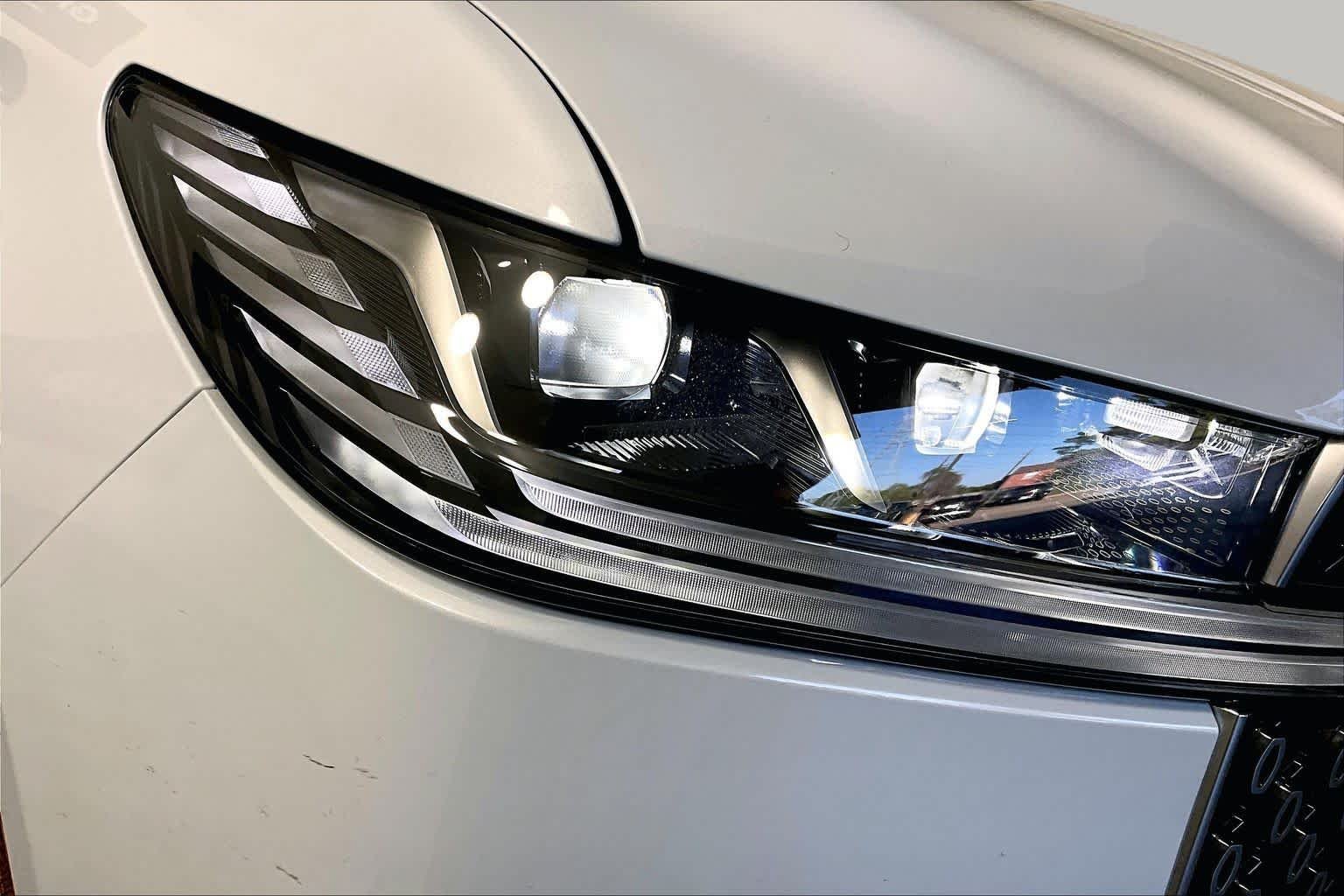 Used 2025 Crystal White Metallic Clearcoat Lincoln Reserve image 42