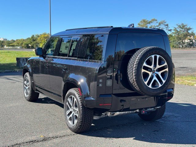 New 2026 Santorini Black Land Rover X-Dynamic SE image 3