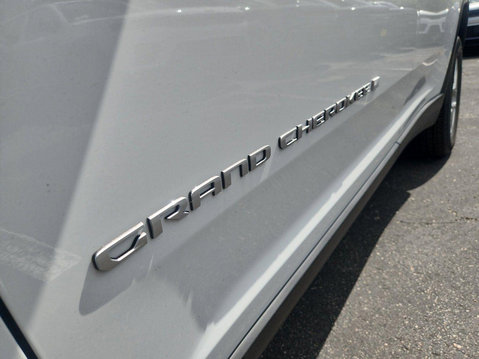 New 2026 Bright White Clear-Coat Exterior Paint Jeep Laredo image 11