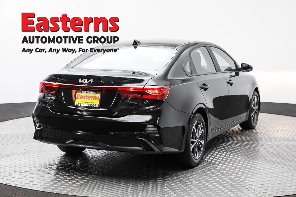 Used 2022 Black Kia LXS image 5