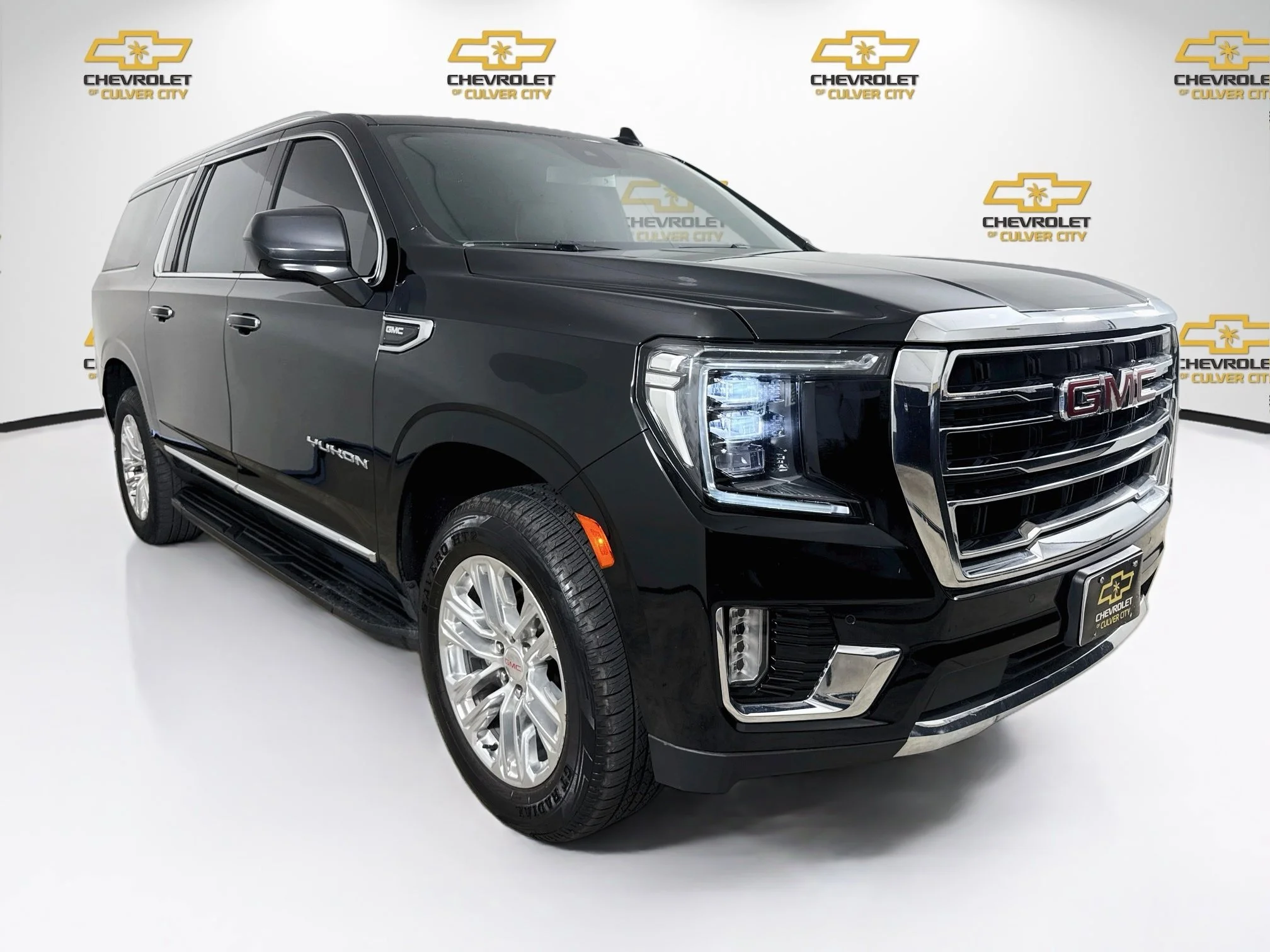 Used 2023 ONYX BLACK GMC SLT image 1