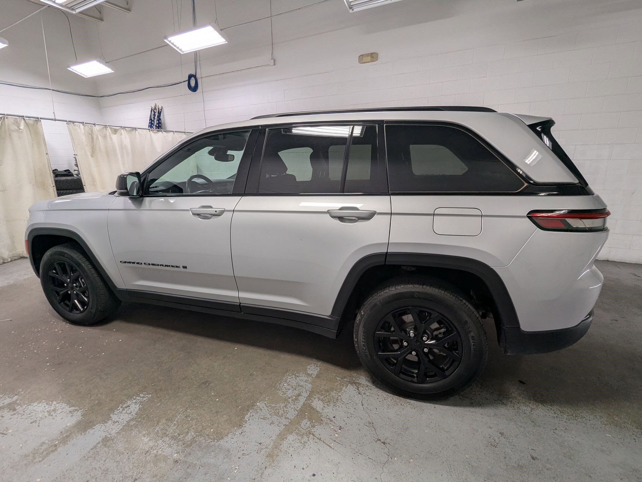 Certified Used 2024 Silver Zynith Jeep Altitude image 8