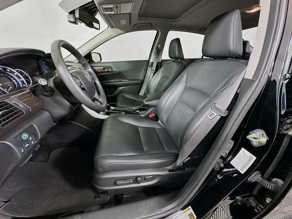 Used 2017 Crystal Black Pearl Honda Touring image 21