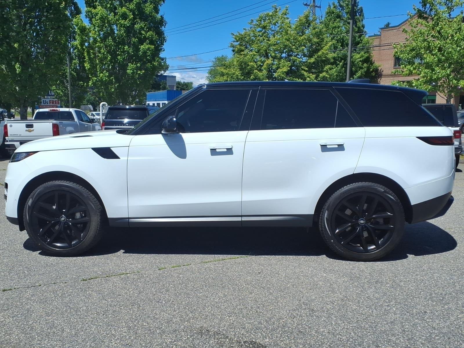 Used 2024 Fuji White Land Rover SE image 9