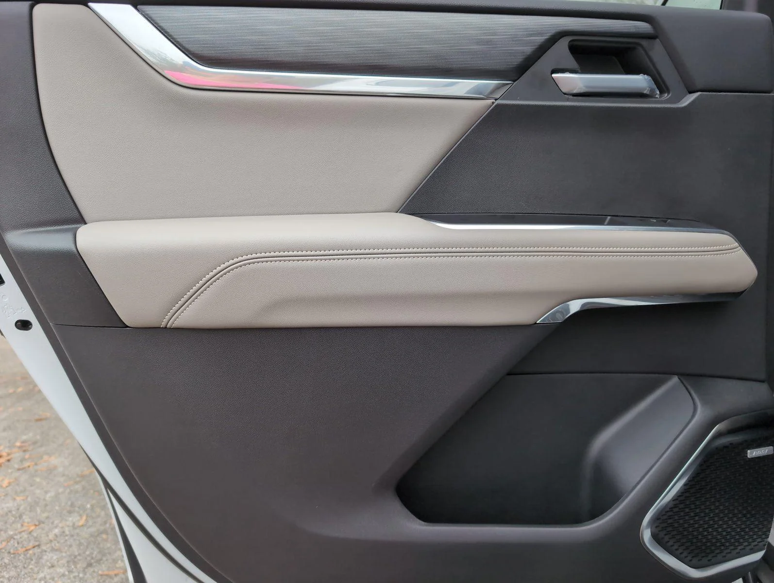 New 2026 Summit White GMC Elevation image 30