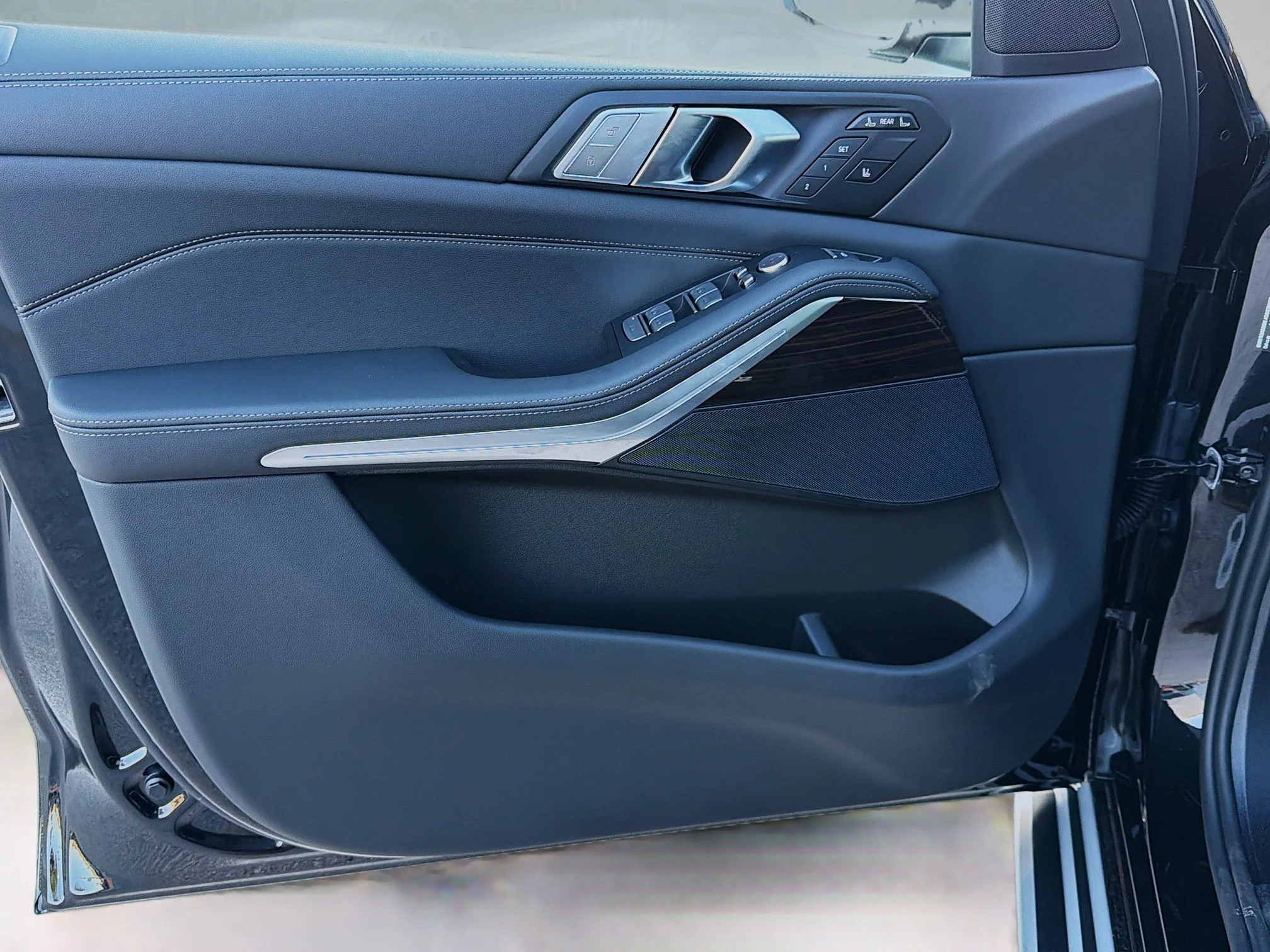 New 2027 Black Sapphire Metallic BMW xDrive40i image 24