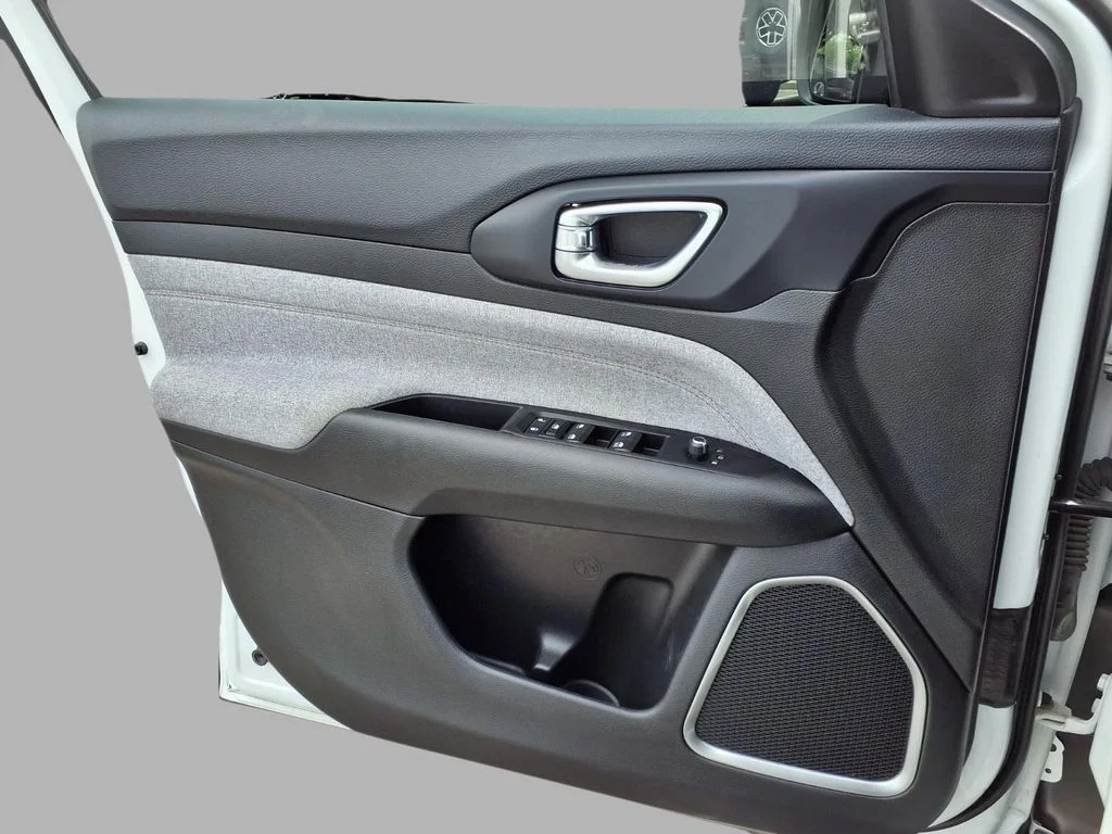 Certified Used 2022 White Jeep Latitude Lux image 19