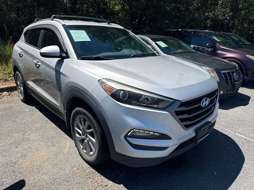 Used 2016 Silver Hyundai SE image 1