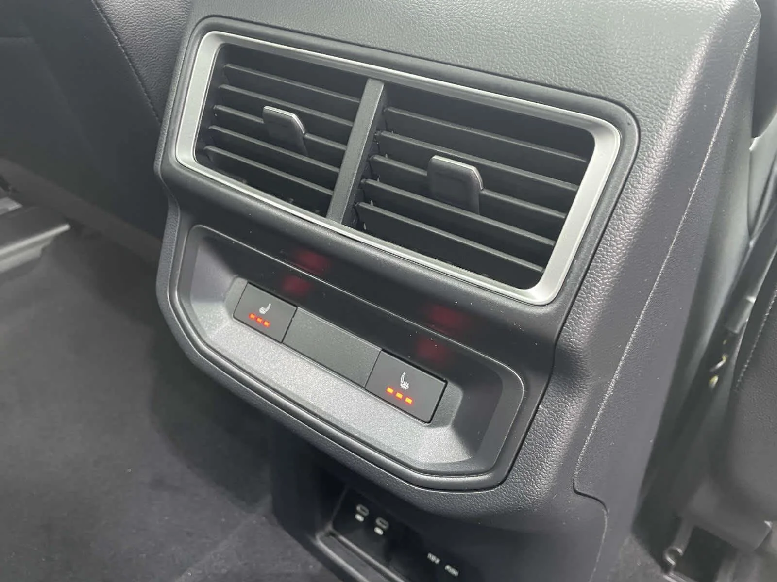 New 2026 Q3Q3/Silver Volkswagen 2.0T SEL Premium R-Line image 19
