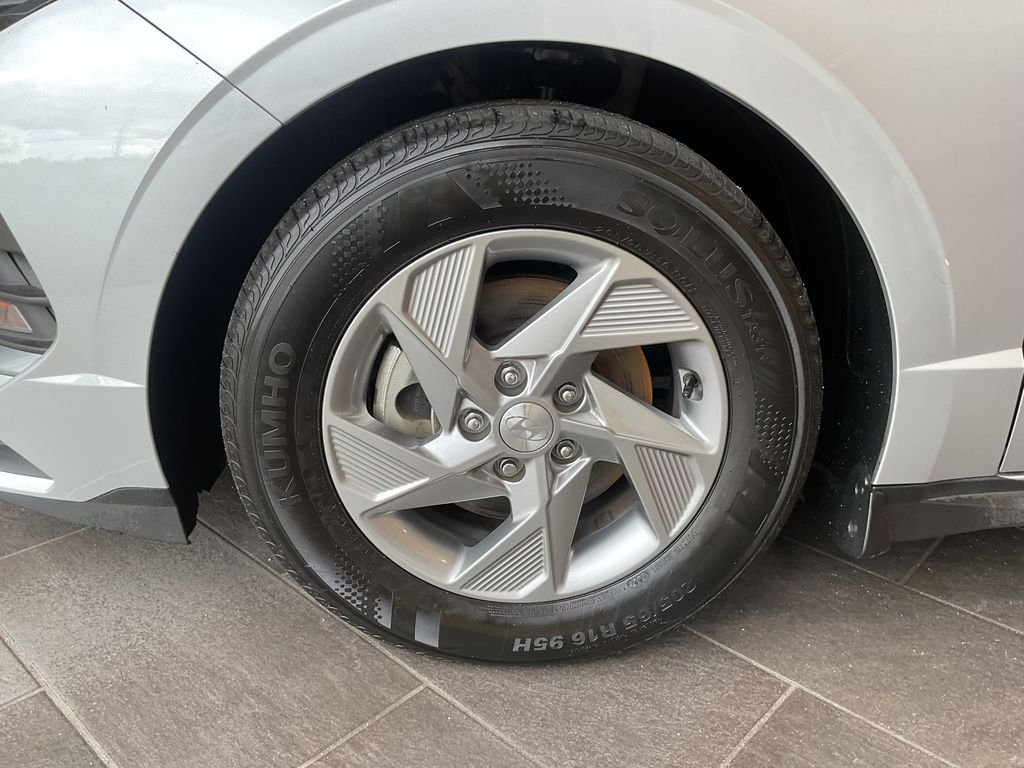 Used 2025 Silver Hyundai SE image 4