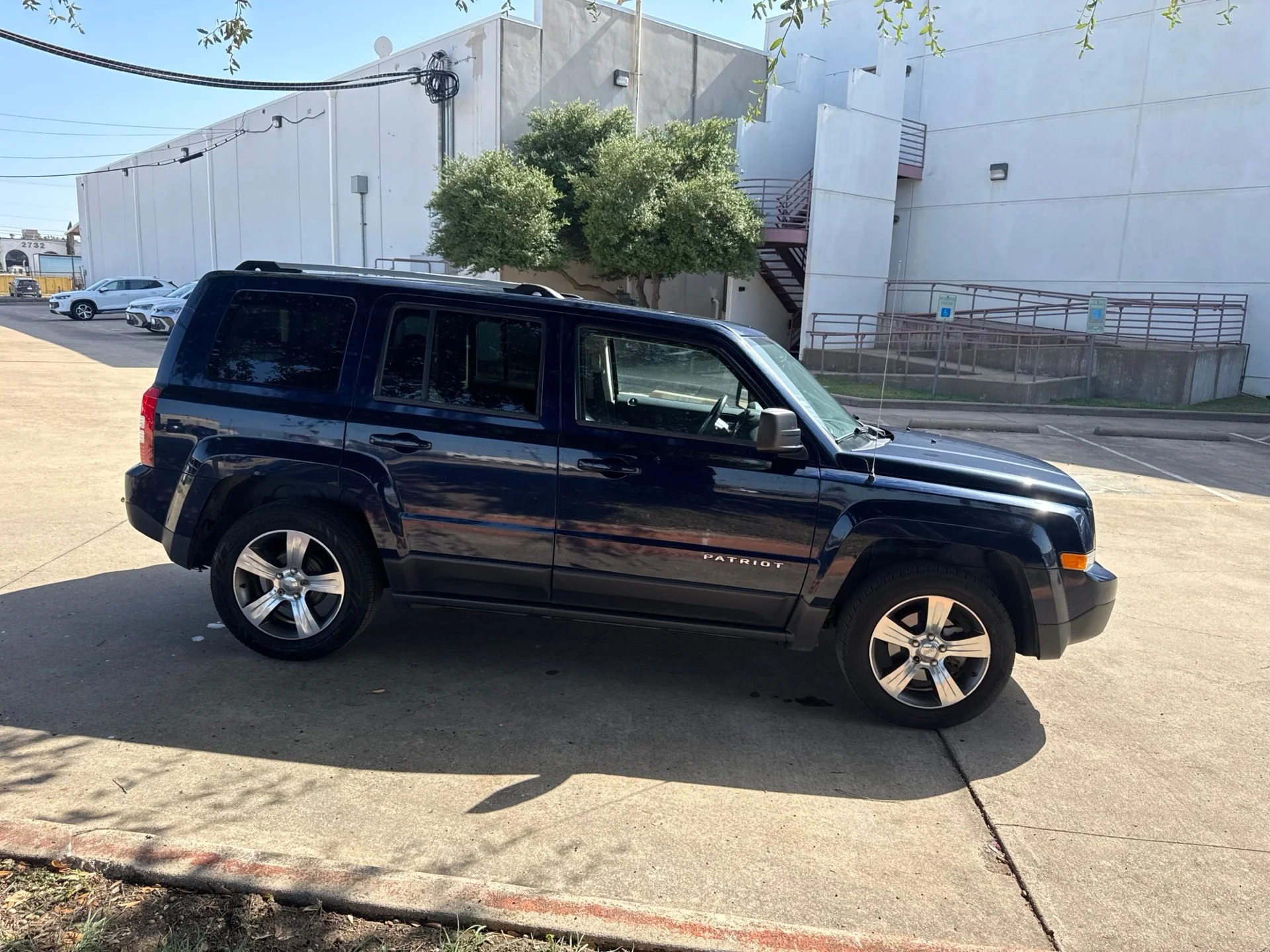 Used 2016 Blue Jeep Latitude image 4