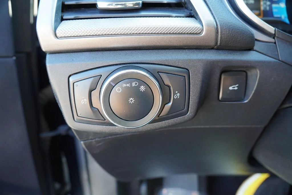 Used 2020 Blue Ford SE image 22