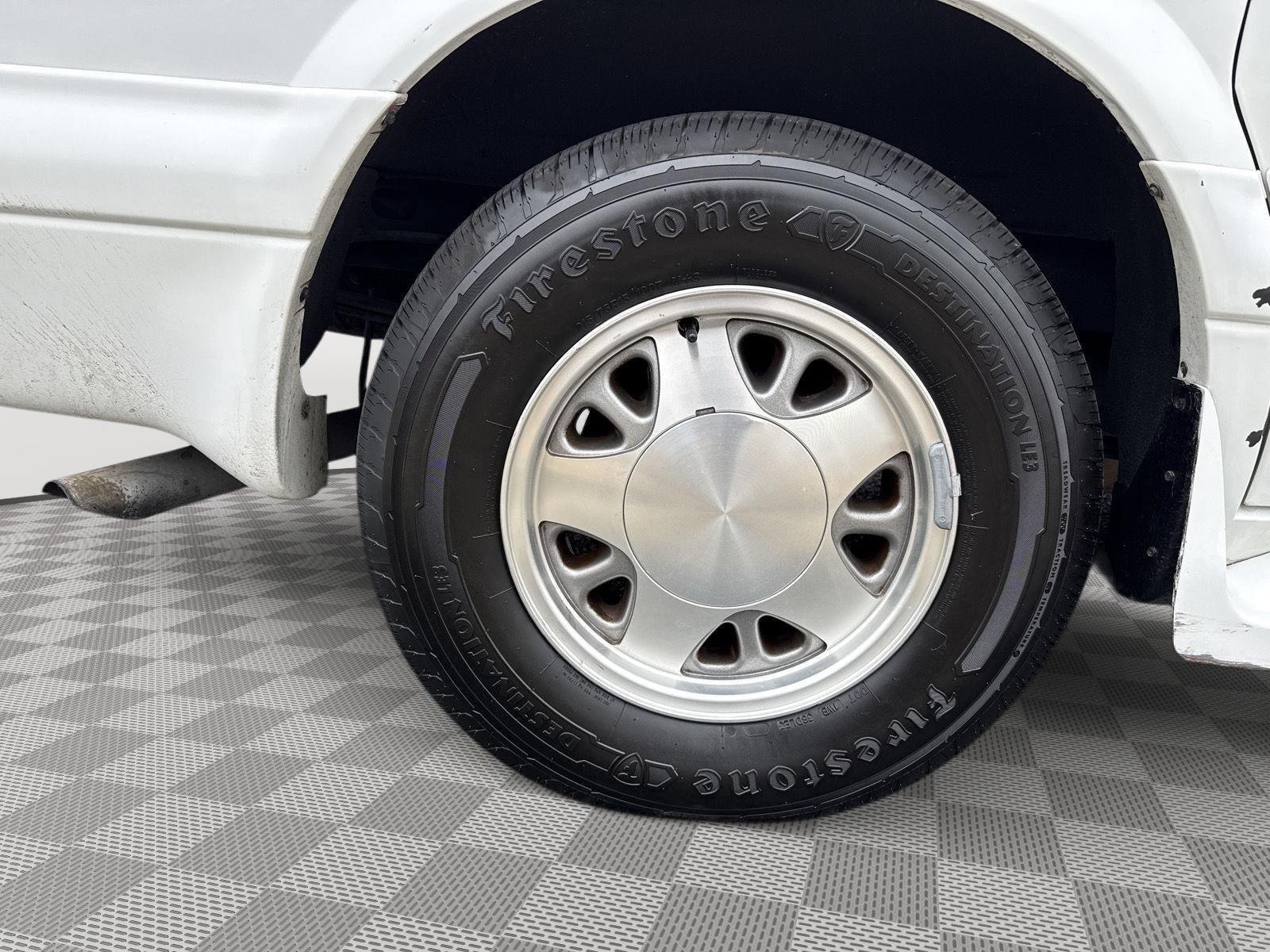 Used 2000 Ivory White GMC SL image 16