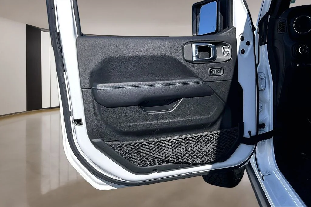 Used 2022 White Jeep Unlimited Rubicon 4xe image 18