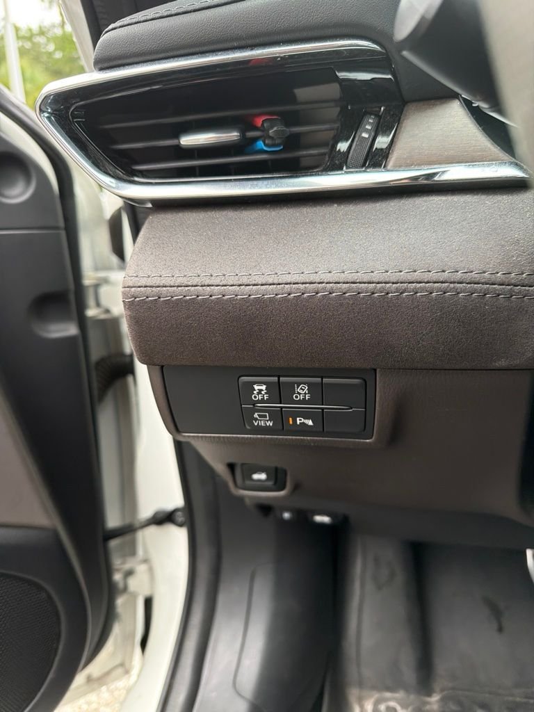 Used 2020 White Mazda Signature image 16