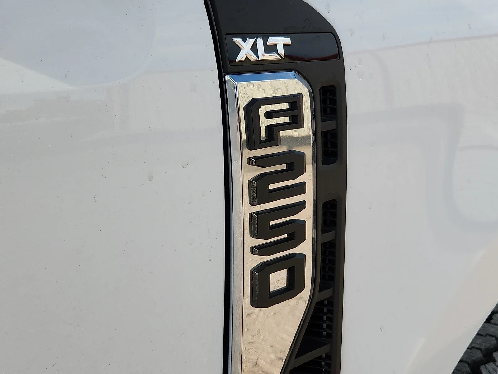New 2027 Oxford White Ford XLT image 10
