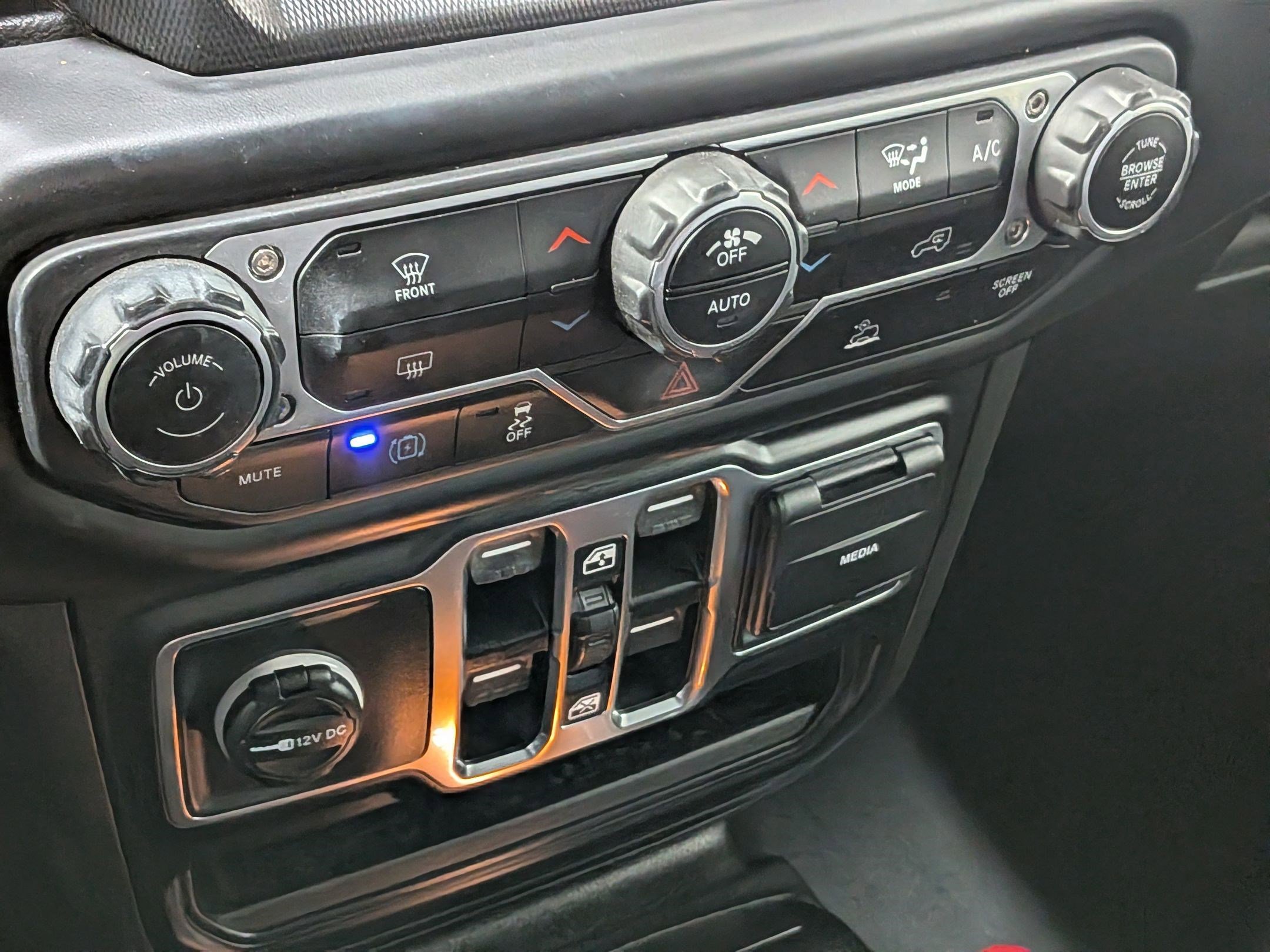 Used 2023 High Velocity Clearcoat Jeep Sahara image 24