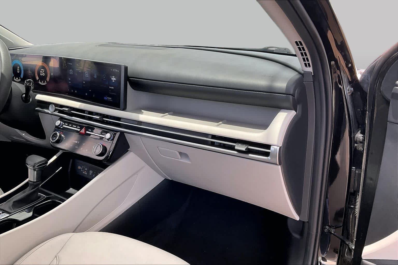 Used 2025 Phantom Black Hyundai SEL image 18