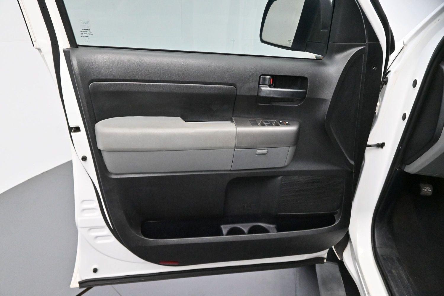 Used 2013 Super White Toyota Grade image 9
