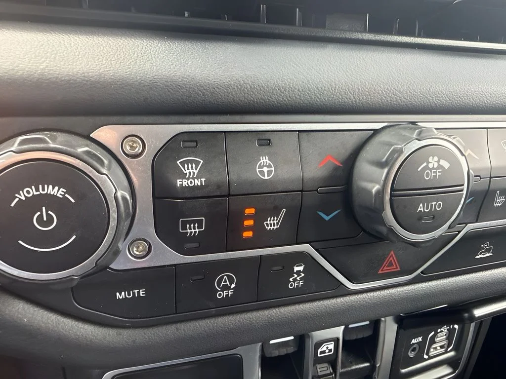 Used 2025 Gray Jeep Sahara image 19