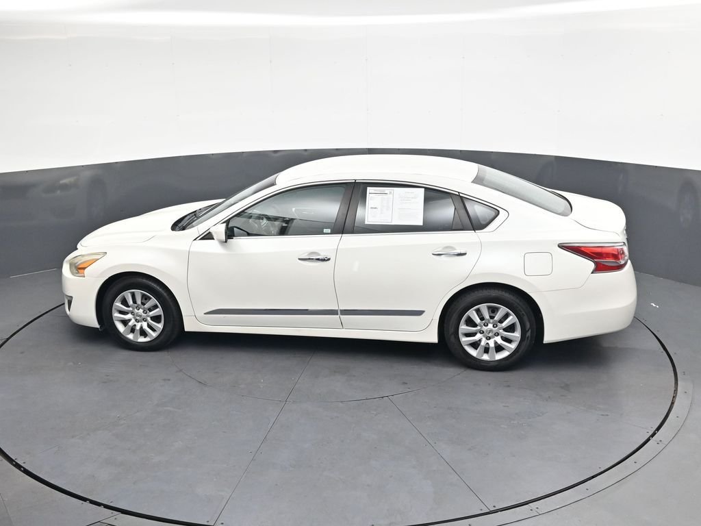 Used 2014 White Nissan 2.5 S image 25