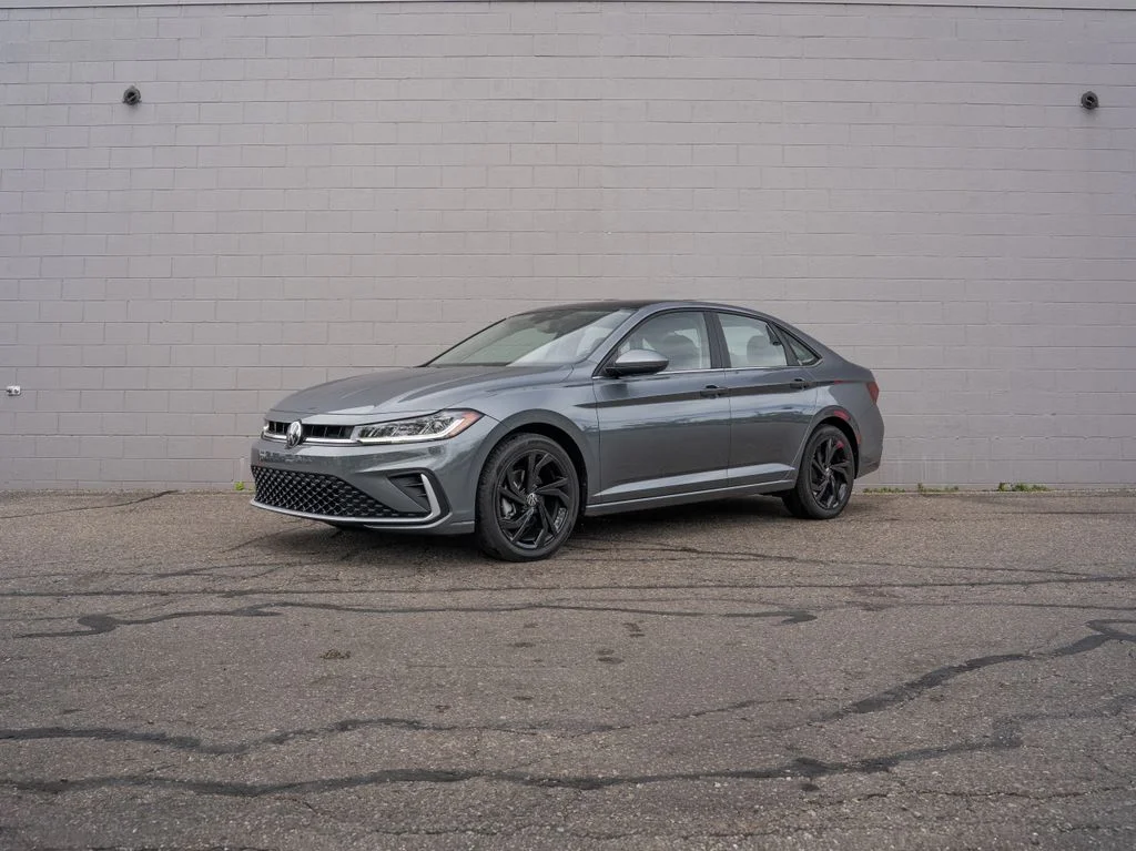 Used 2025 Gray Volkswagen 1.5T SE image 1