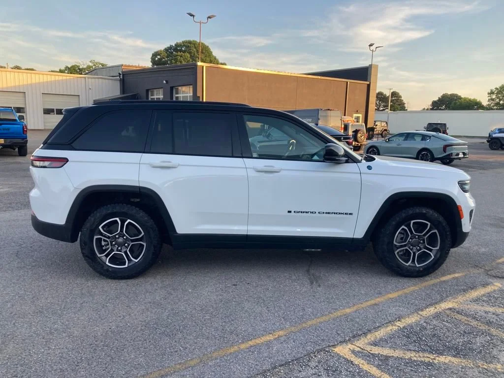 New 2024 Bright White Clear-Coat Exterior Paint Jeep Trailhawk 4xe image 7