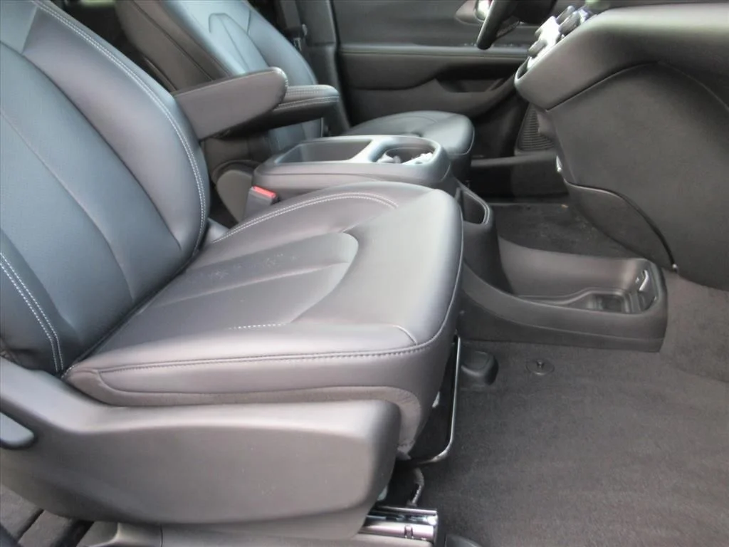 New 2026 Bright White Clear-Coat Exterior Paint Chrysler Select image 9
