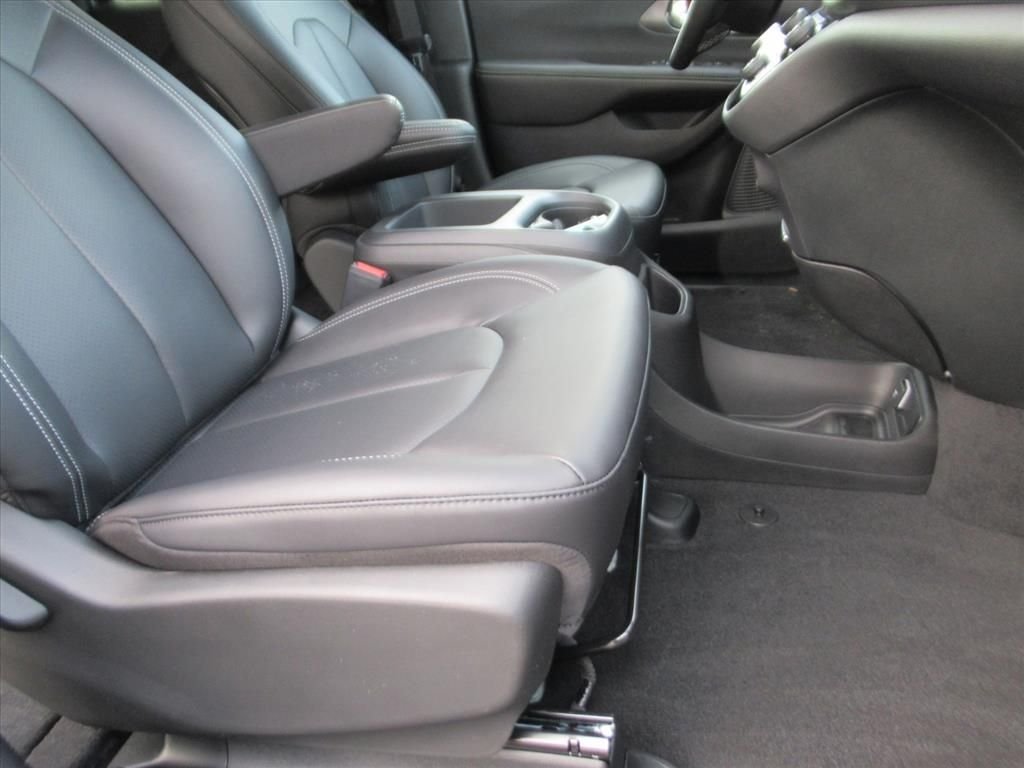 New 2026 Bright White Clear-Coat Exterior Paint Chrysler Select image 9
