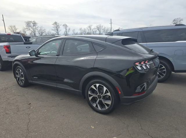 Used 2025 Shadow Black Ford Select image 3
