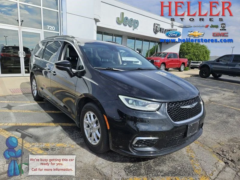 Used 2022 Brilliant Black Crystal Pearlcoat Chrysler Touring L image 1