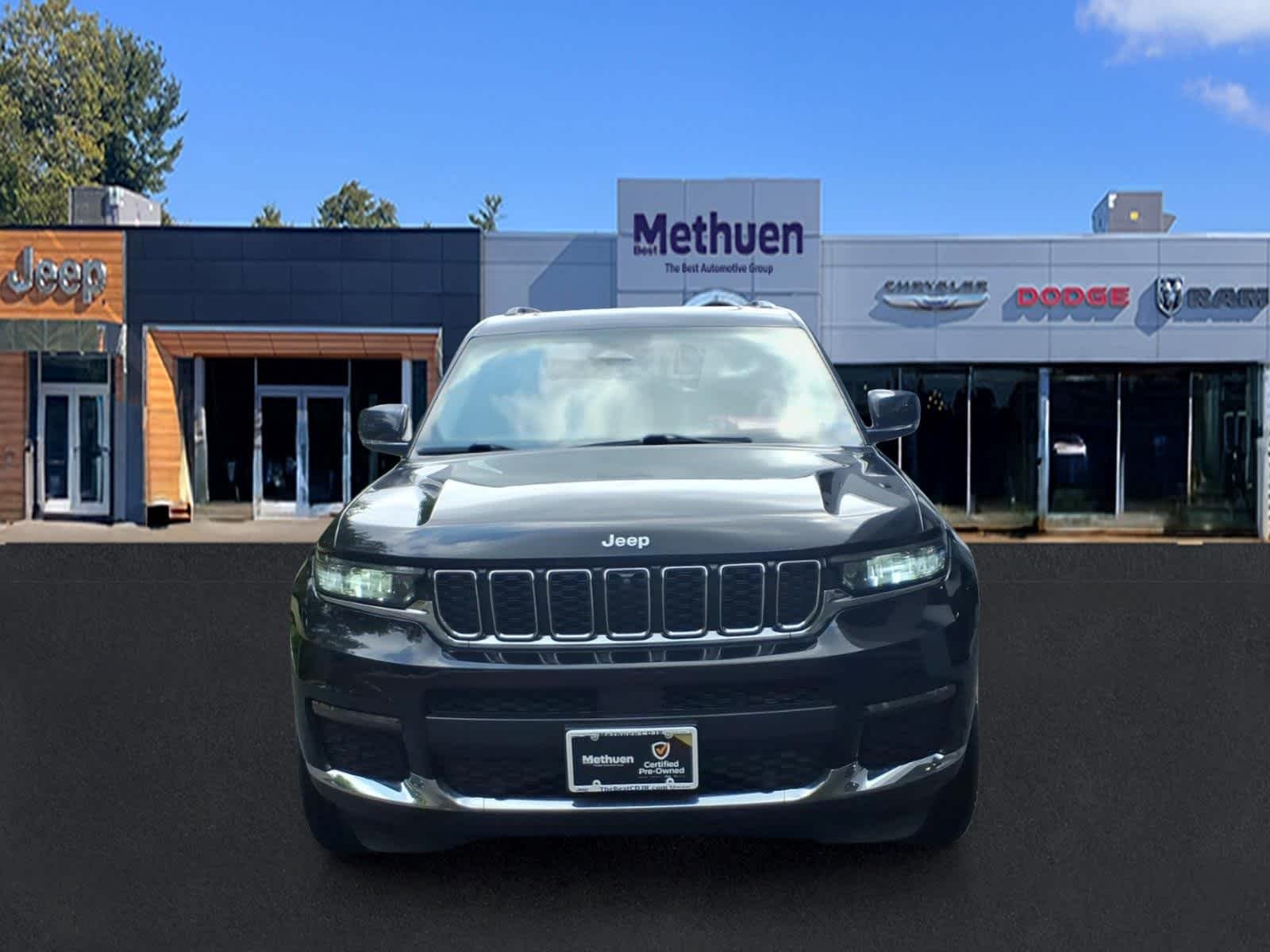 Used 2022 Diamond Black Crystal Pearlcoat Jeep Limited image 8