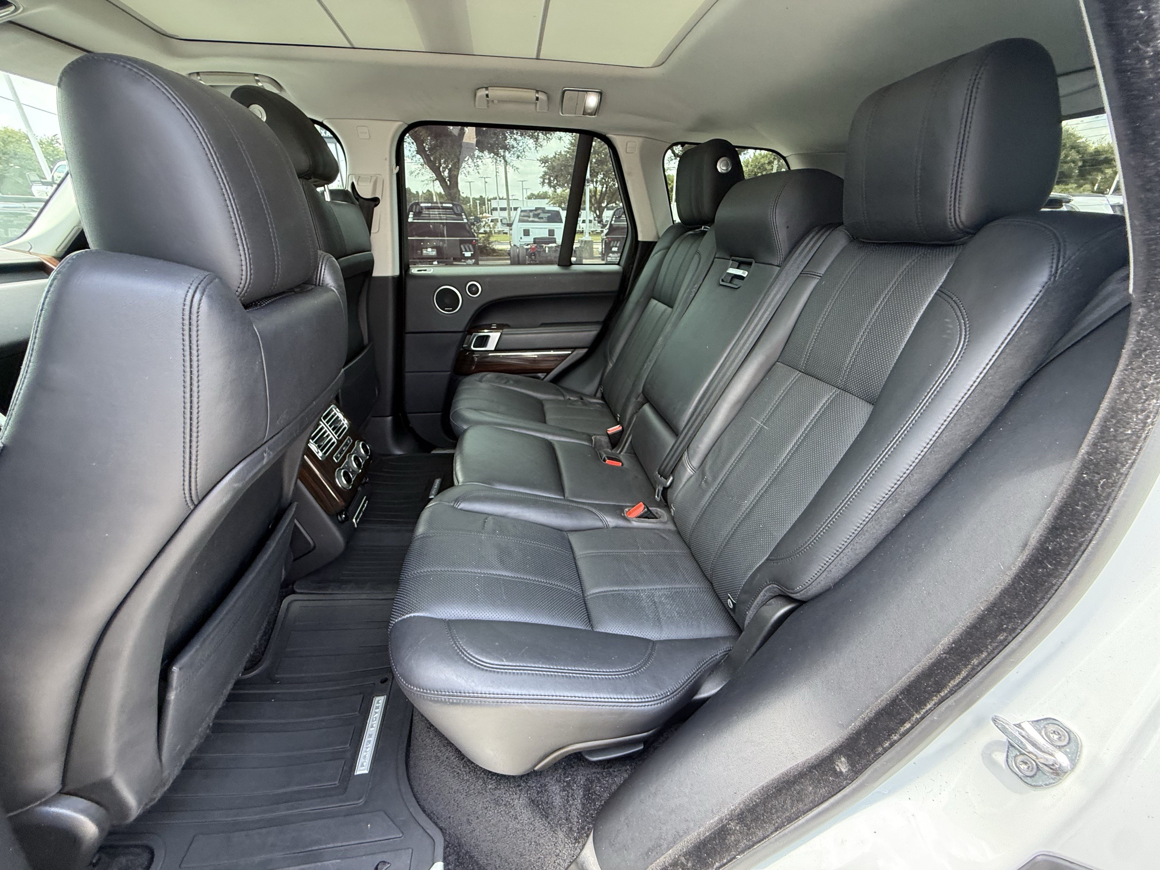 Used 2014 White Land Rover  image 28