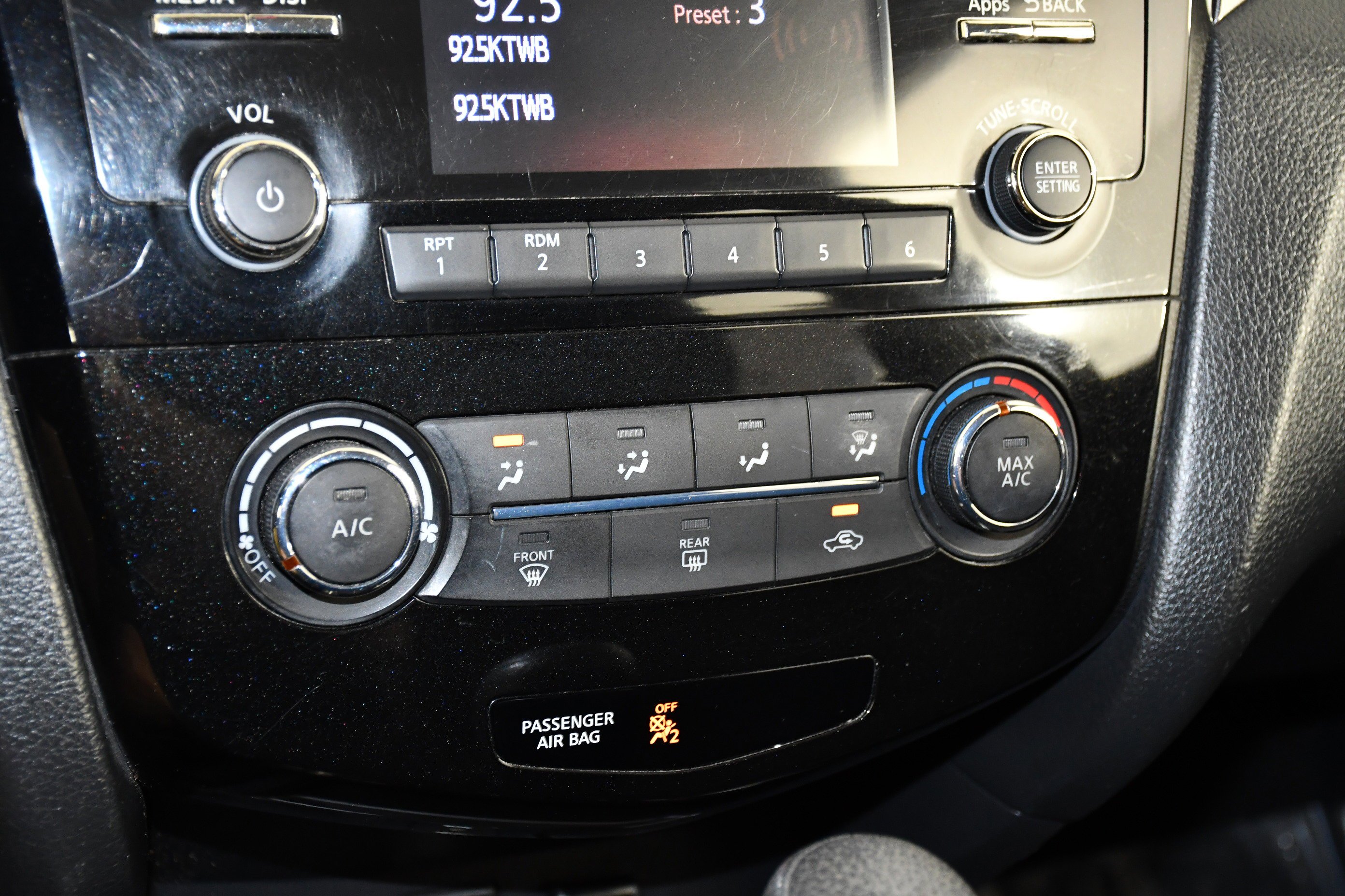 Used 2015 Glacier White Nissan S image 28