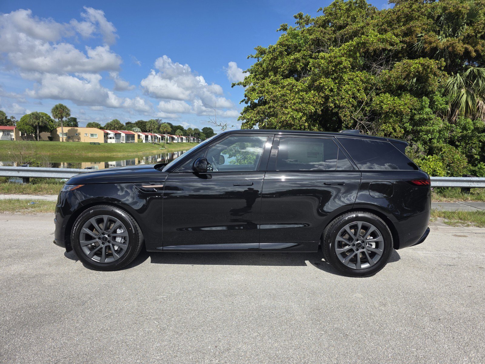 New 2026 Santorini Black Land Rover P460e Dynamic SE image 7