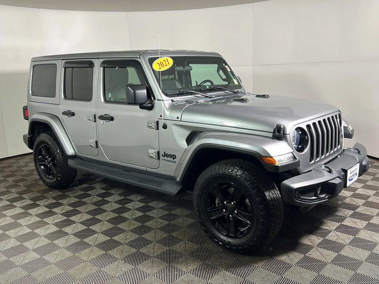 Used 2021 Billet Silver Metallic Clearcoat Jeep Unlimited Sahara Altitude image 5