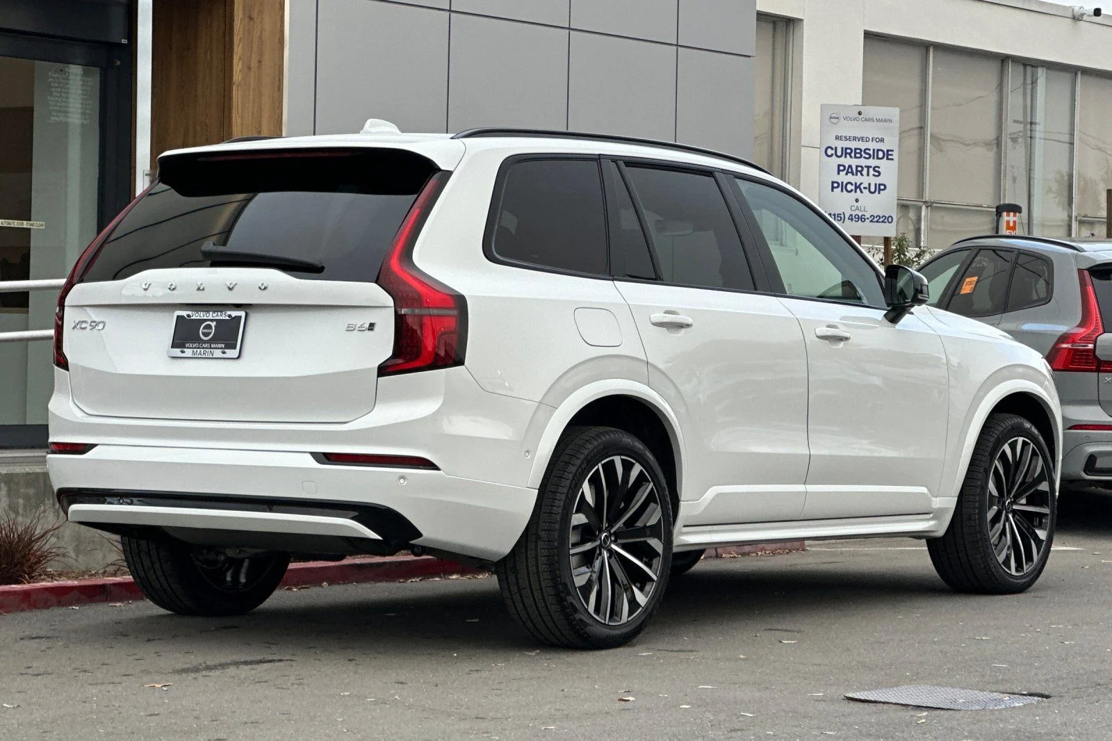 New 2026 Crystal White Volvo B6 Ultra Dark Theme 7-Seater image 2