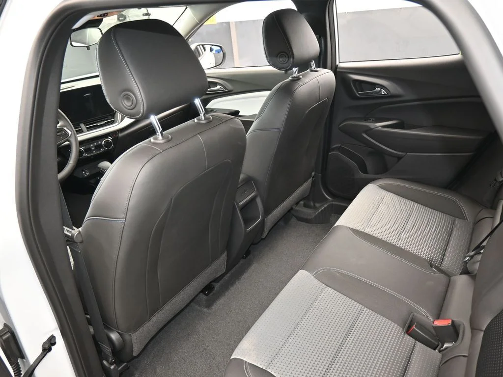 Used 2025 Summit White Chevrolet LT image 35