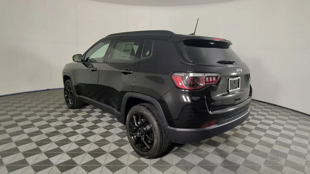 New 2026 Diamond Black Crystal Pearl-Coat Exterior Paint Jeep Latitude Altitude image 7