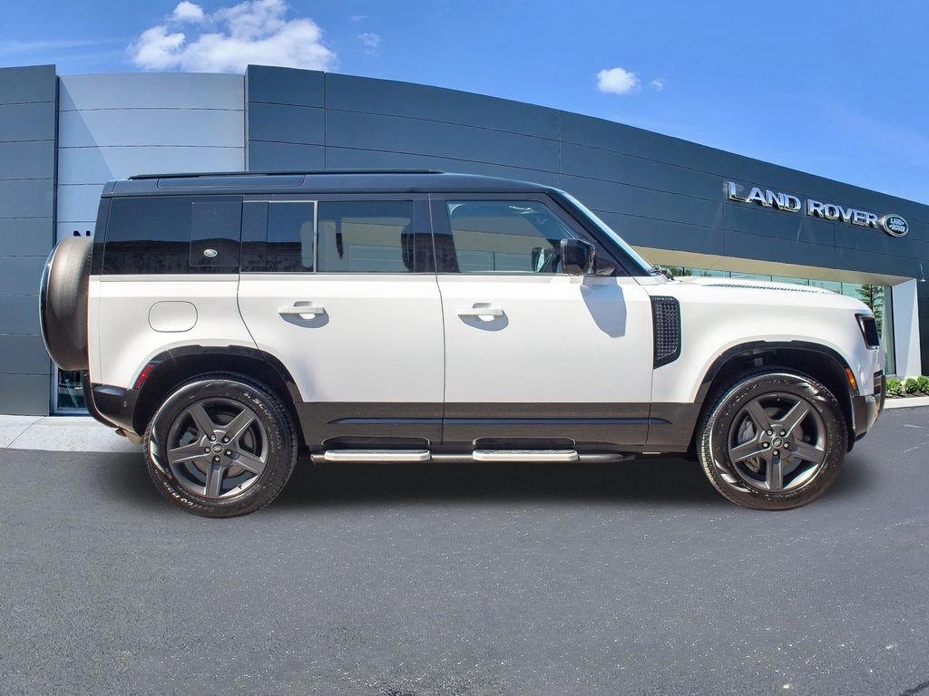 Used 2023 White Land Rover X-Dynamic SE image 8