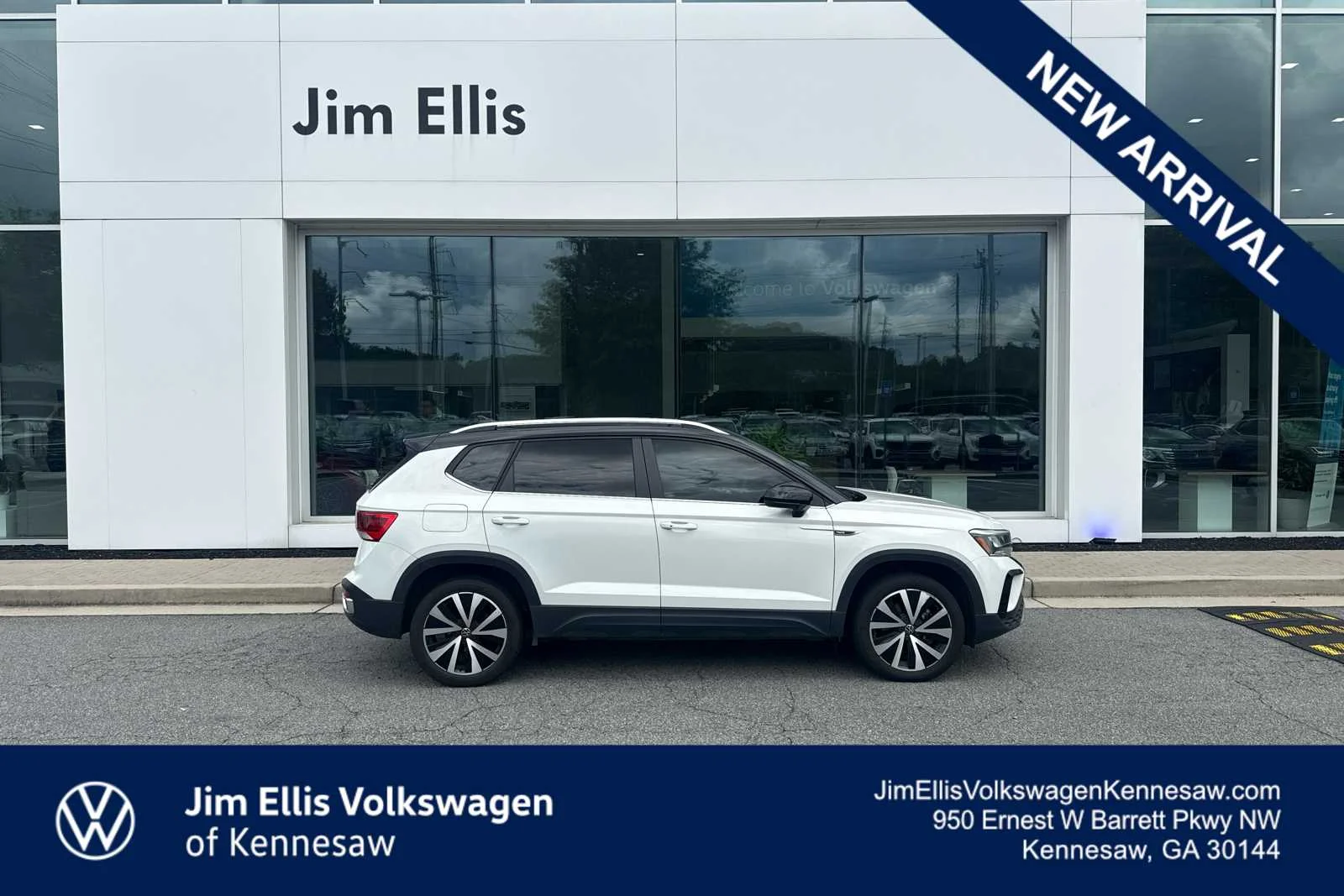 Certified Used 2023 Pure White w/ Black Roof Volkswagen SE image 1